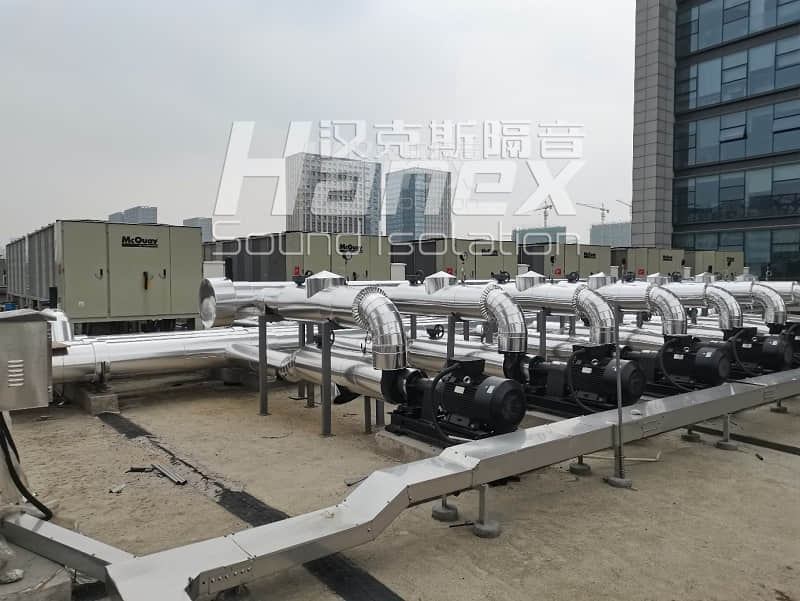 圖1現場冷水機組、水泵、管道與辦公樓位置-副本